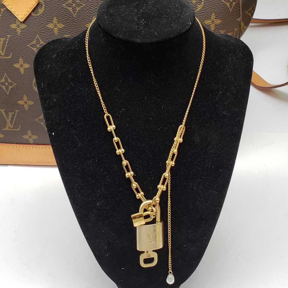 Authentic Louis Vuitton Lock & Key w/ Unbranded Gold Plated Gold Horseshoe Chain